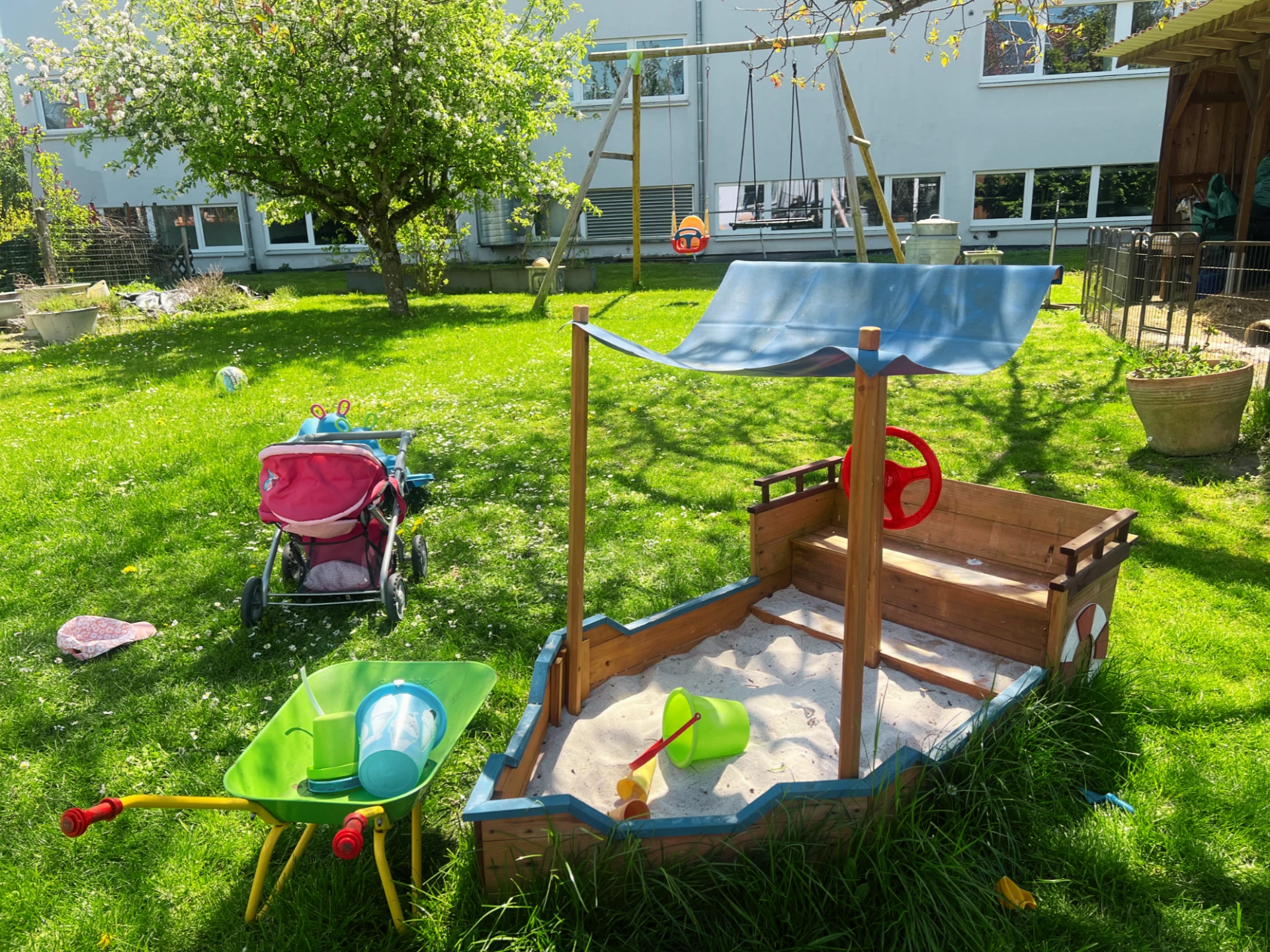 Kükennest Garten Kükennest Garten mit Hasenstall, Rutsche usw.