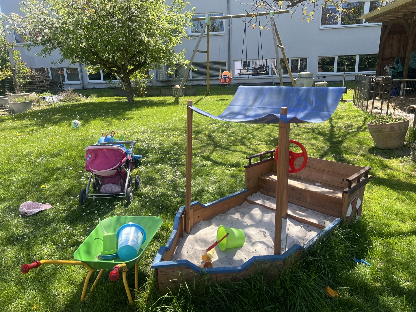 Kükennest Garten Garten mit Spielfläche Schaukel usw. alles für Kinder ausgelegt